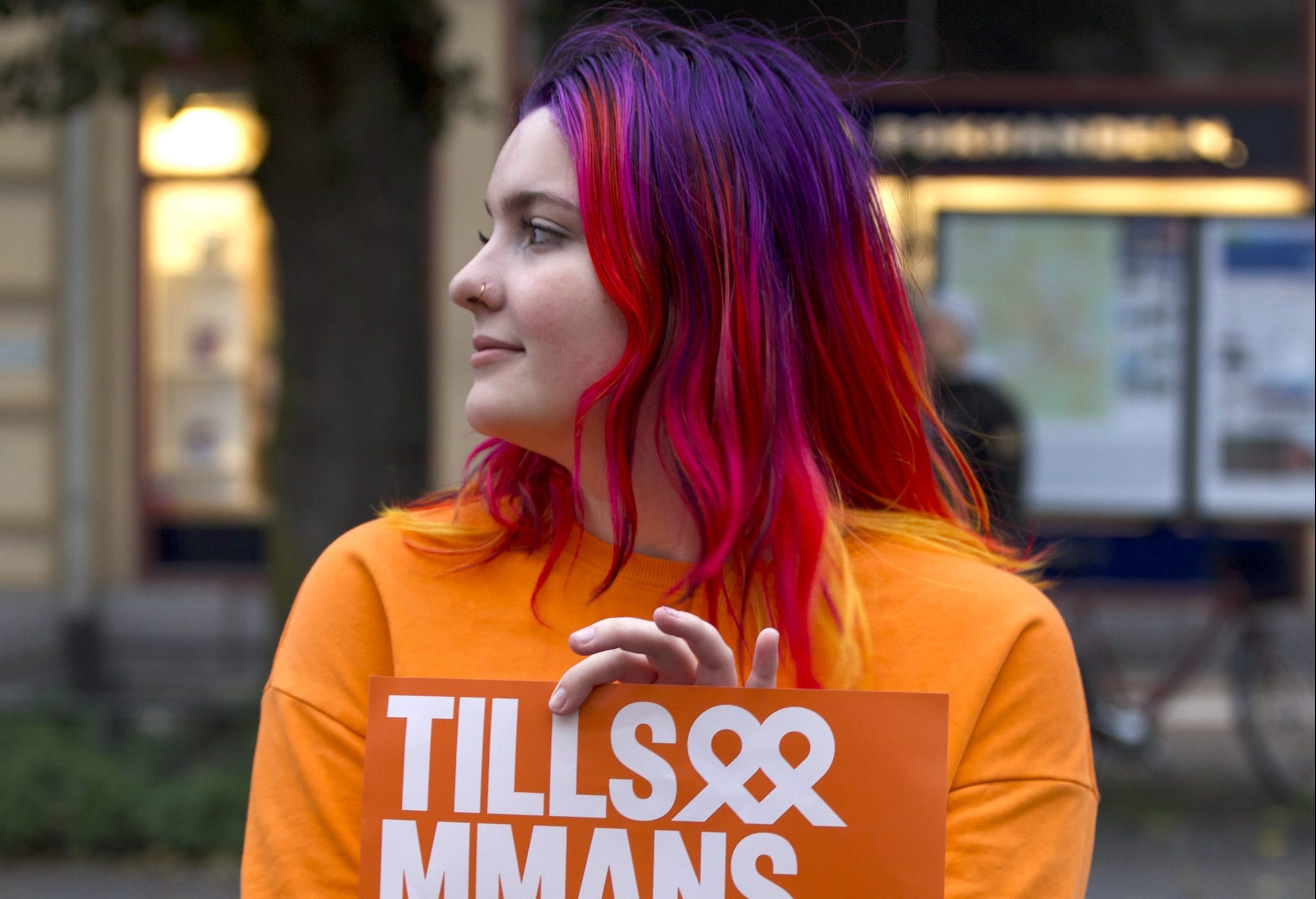 Kvinna som håller i blad från Världens Barn