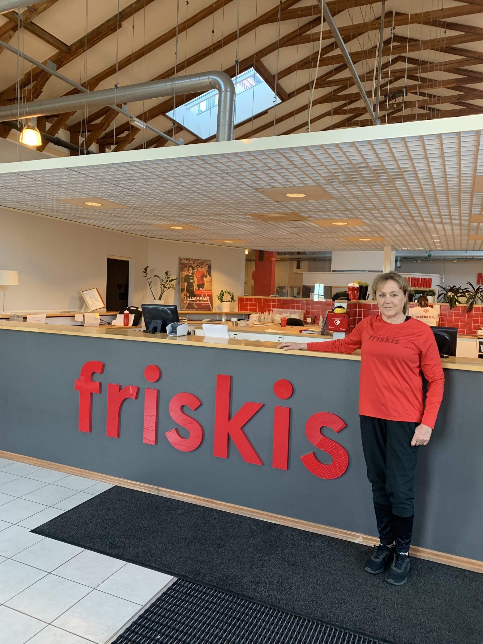 En kvinna står framför receptionen på ett gym