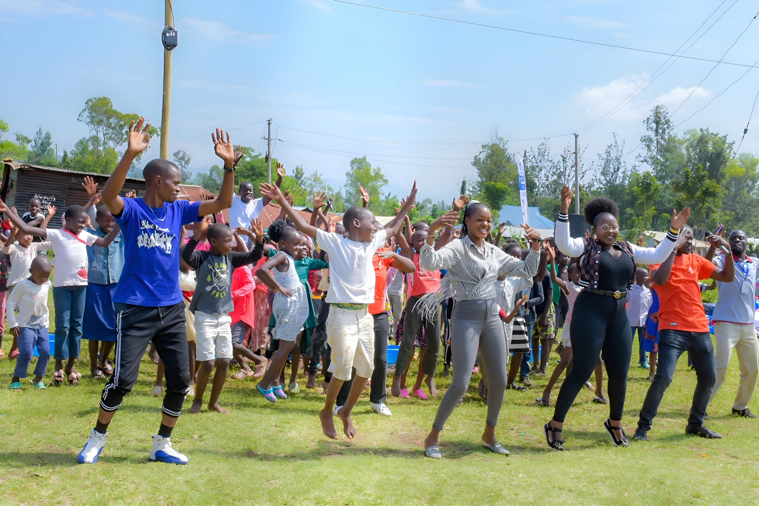 Barn och unga som dansar tillsammans.