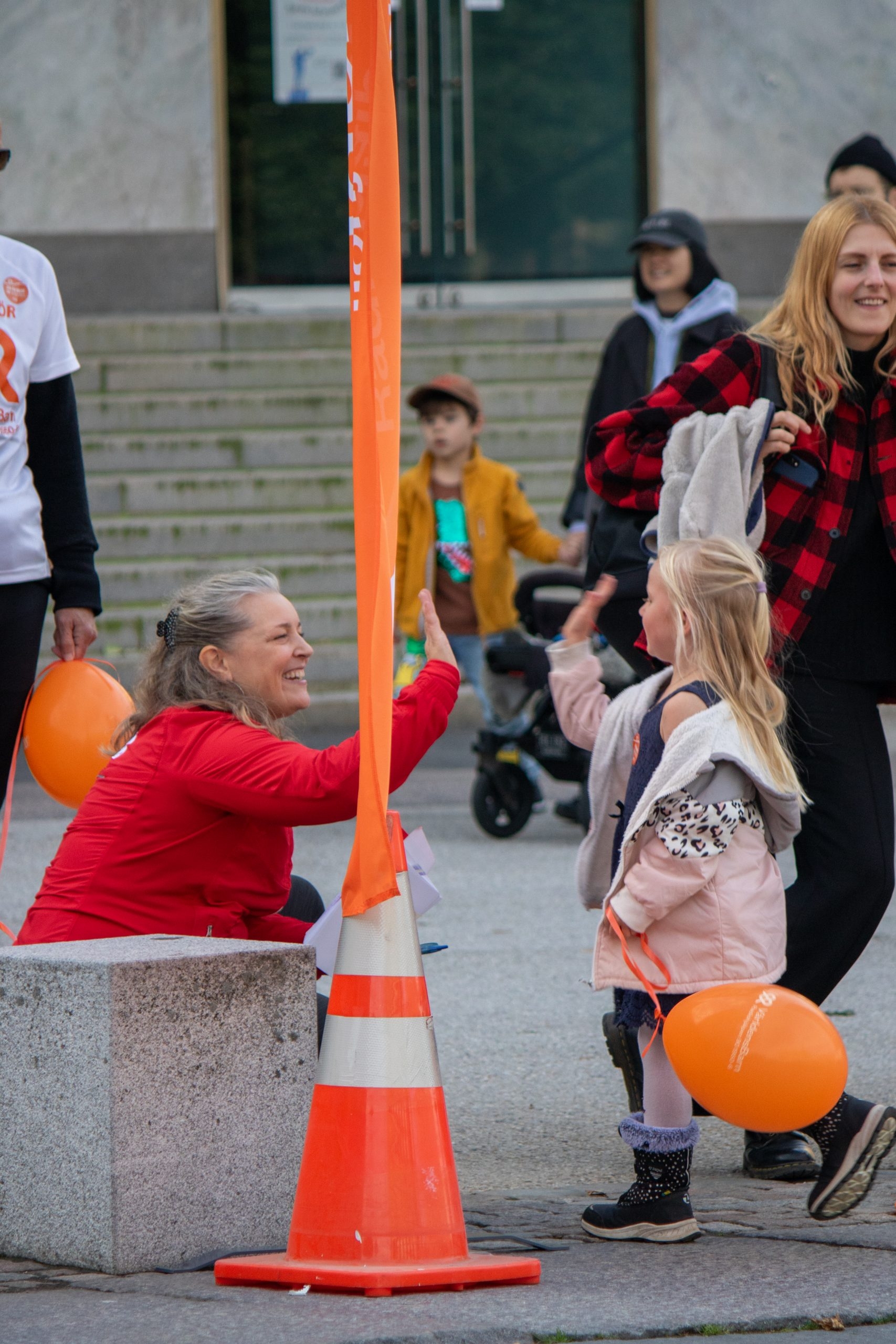 Kvinna och barn gör high five
