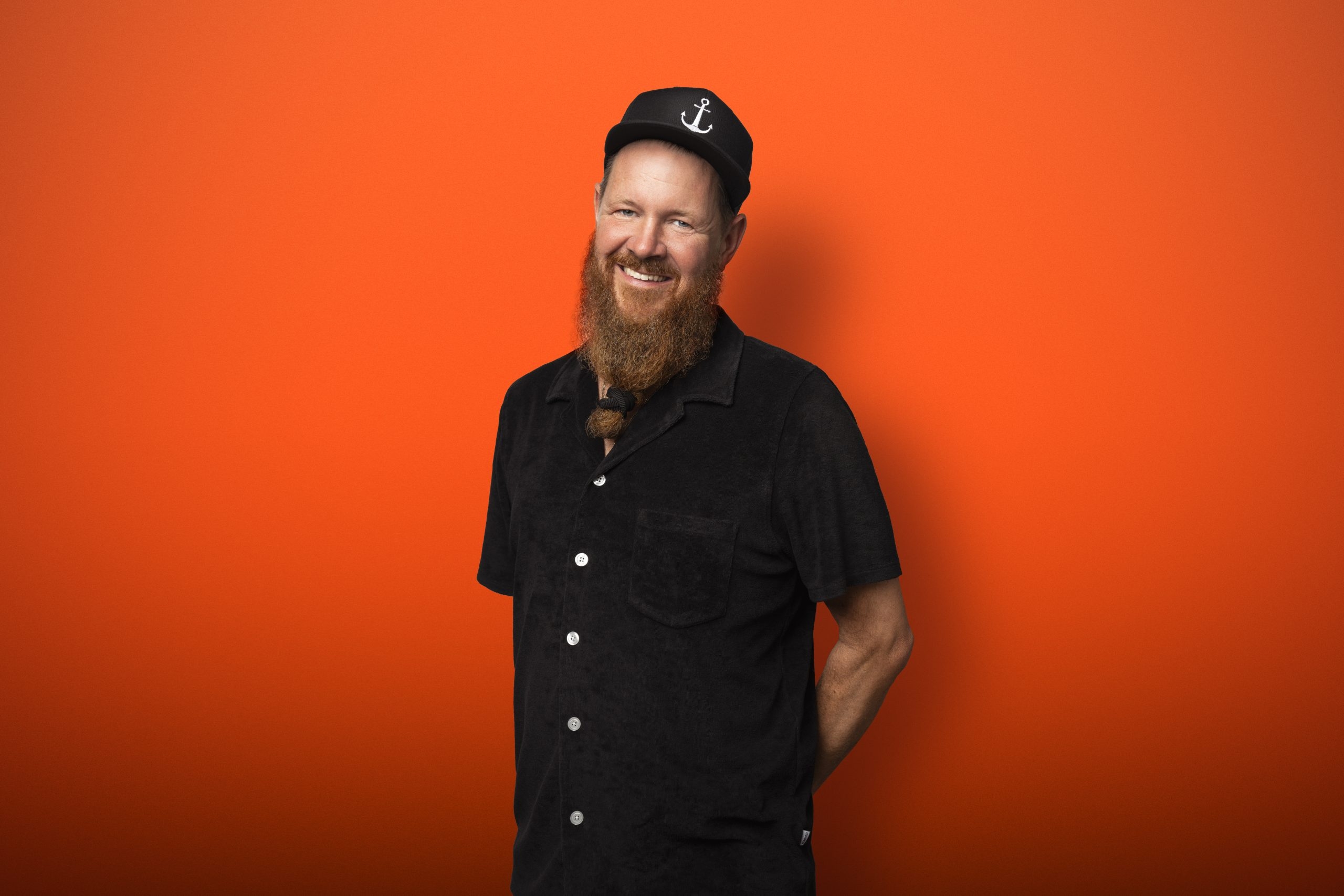 Stående radioprogramledare.