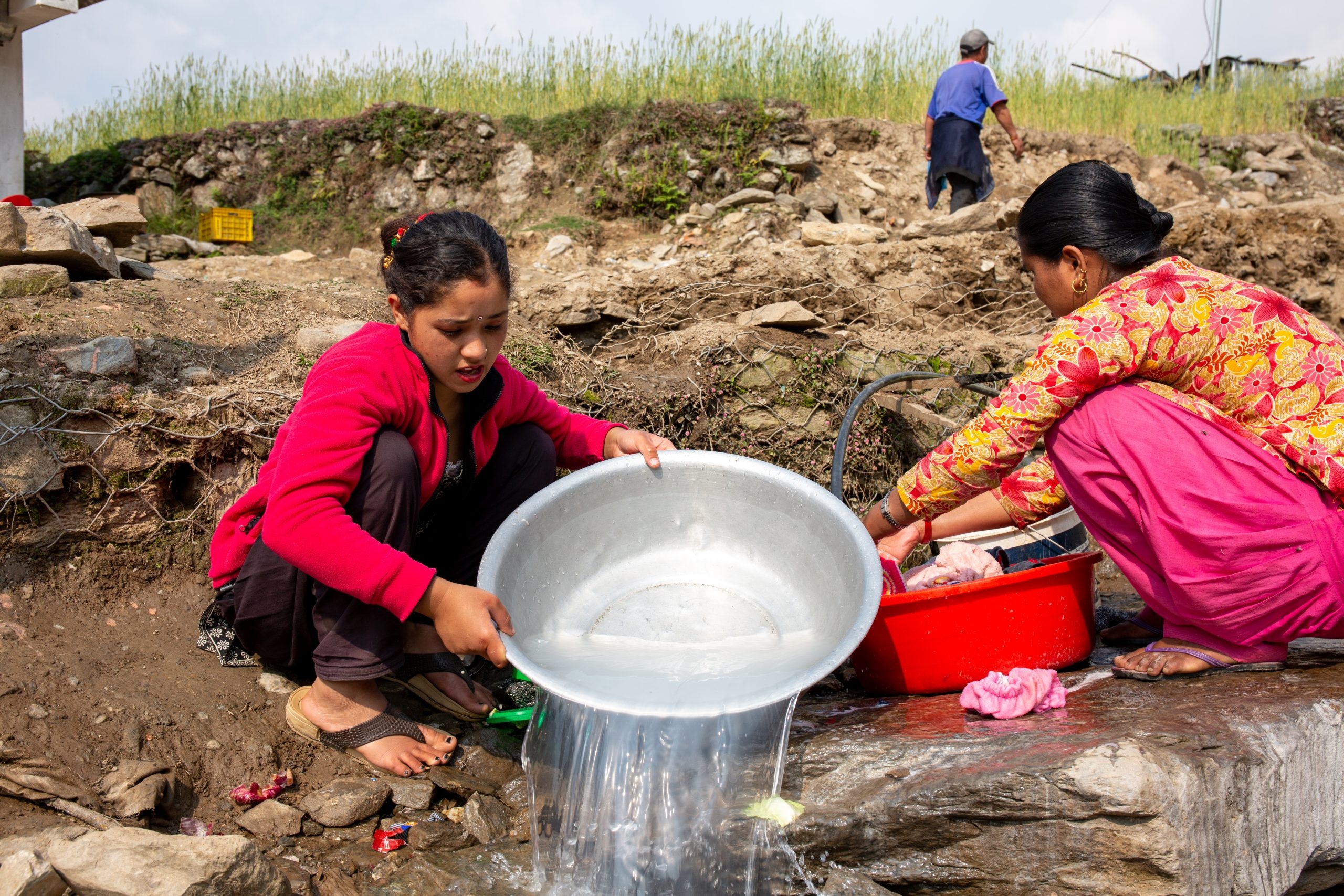 Kvinnor diskar utomhus