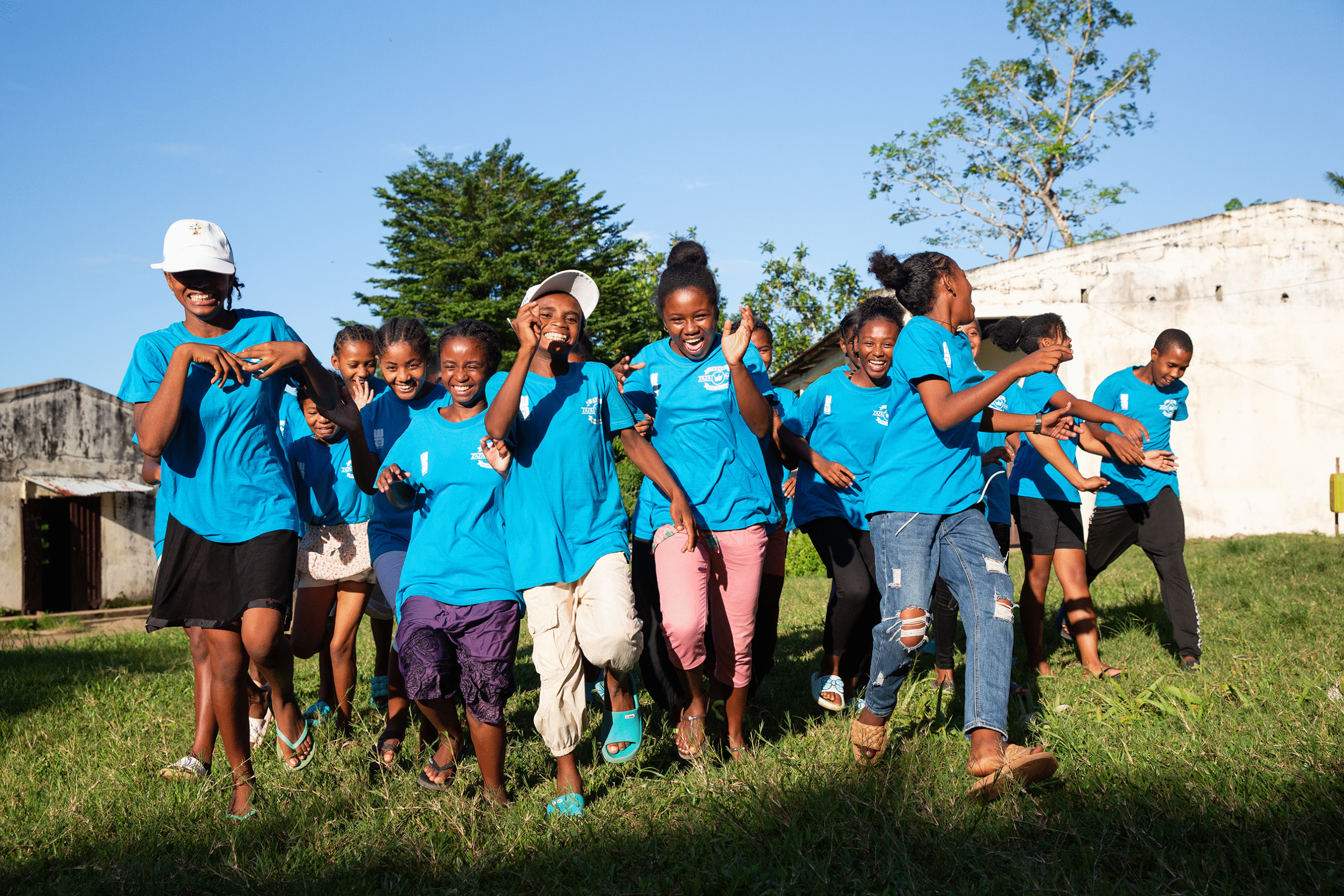 En grupp med ungdomar som går tillsammans utomhus och skrattar.