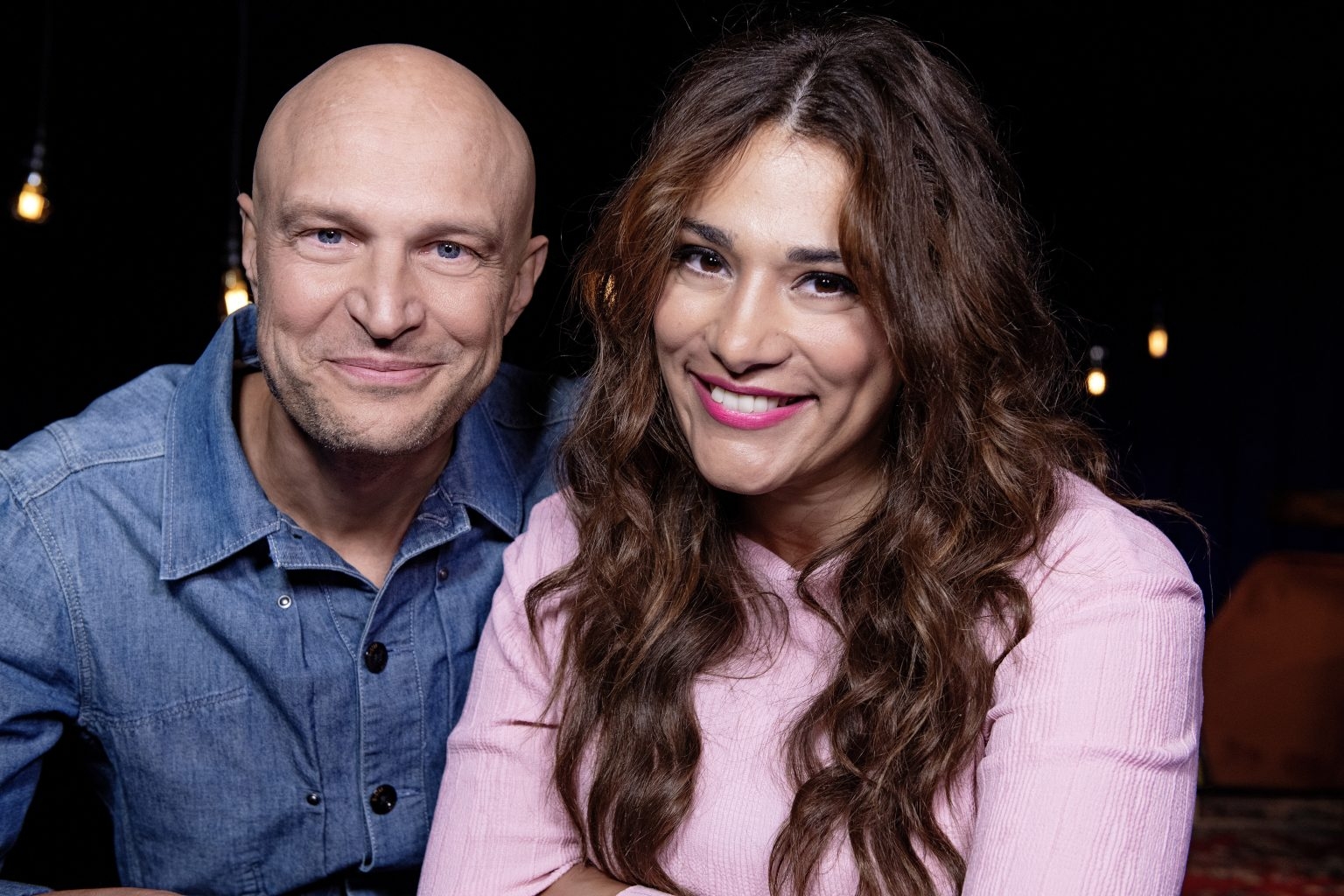 Programledarna Fredrik Önnevall och Farah Abadi