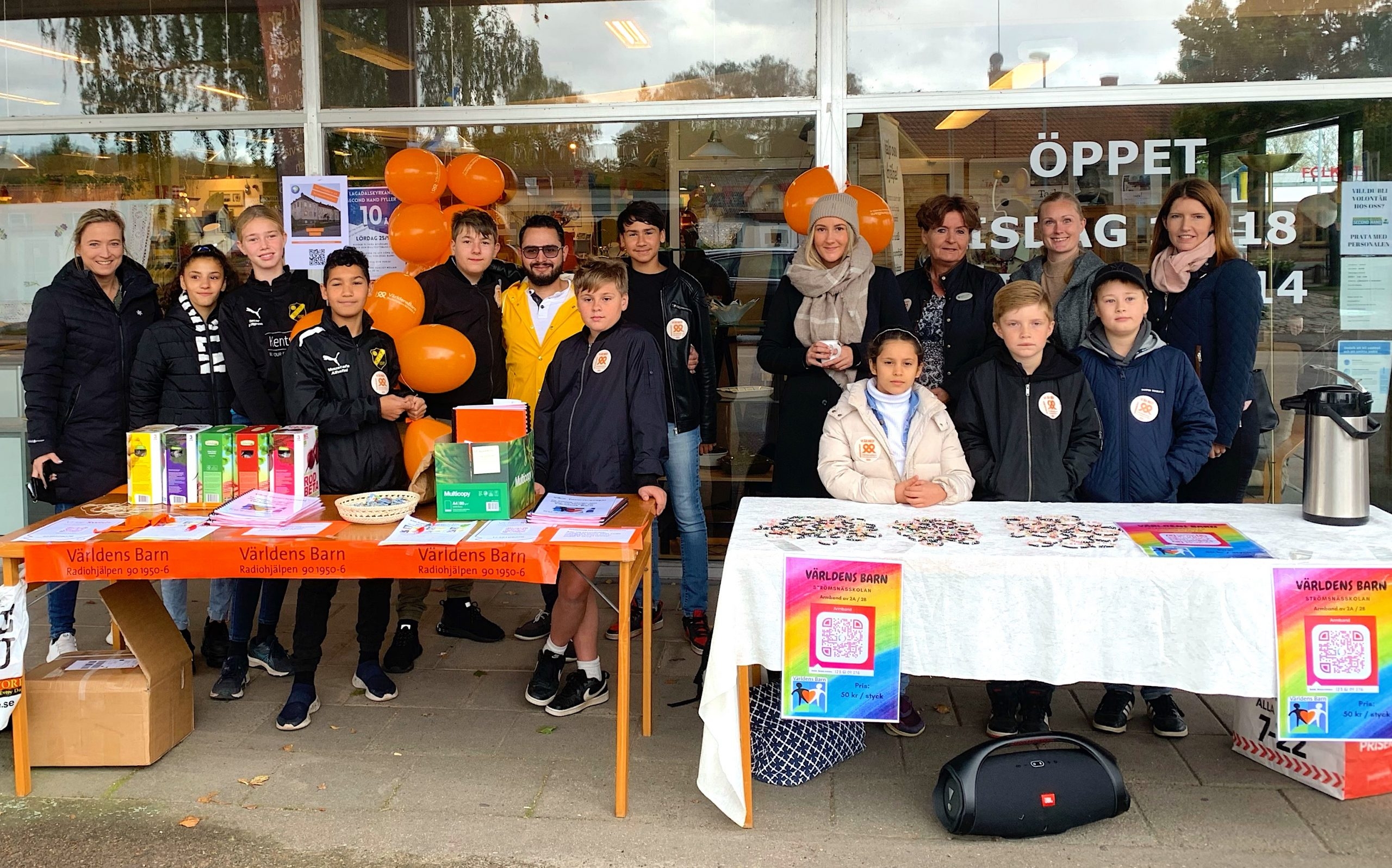 Personer framför en skolbyggnad