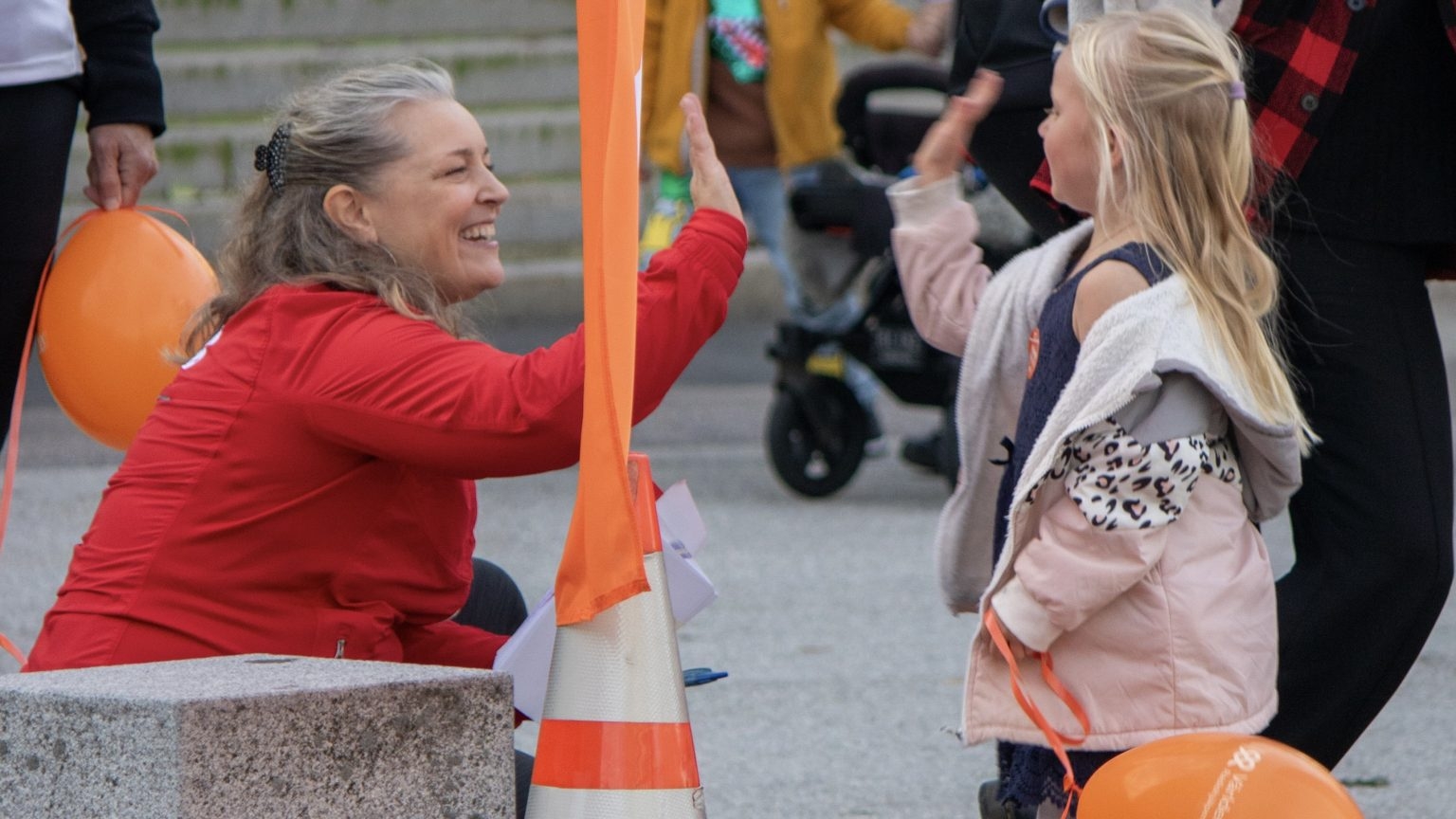 Kvinna och barn gör high five
