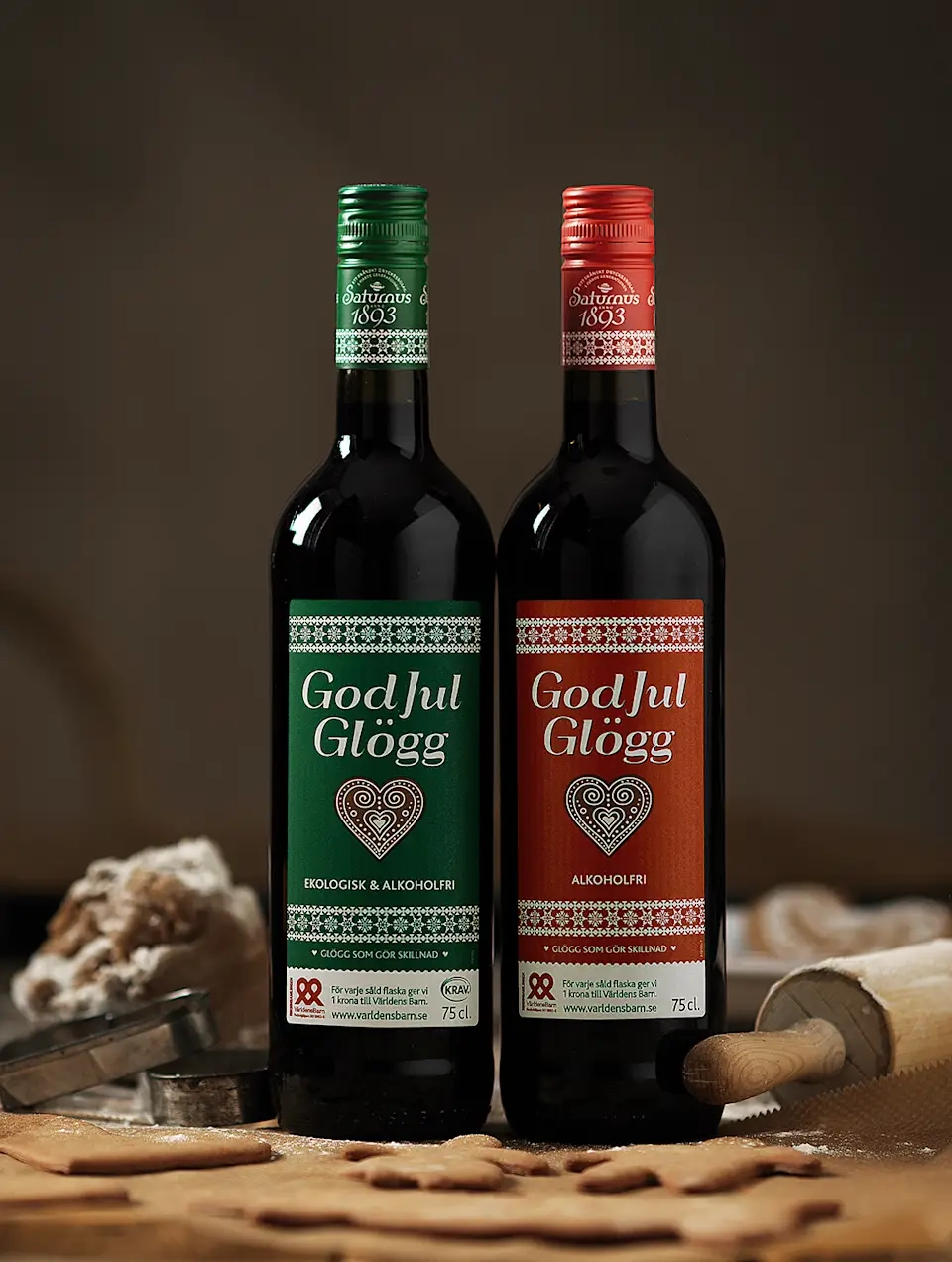 Två flaskor glögg på ett bord med pepparkakor